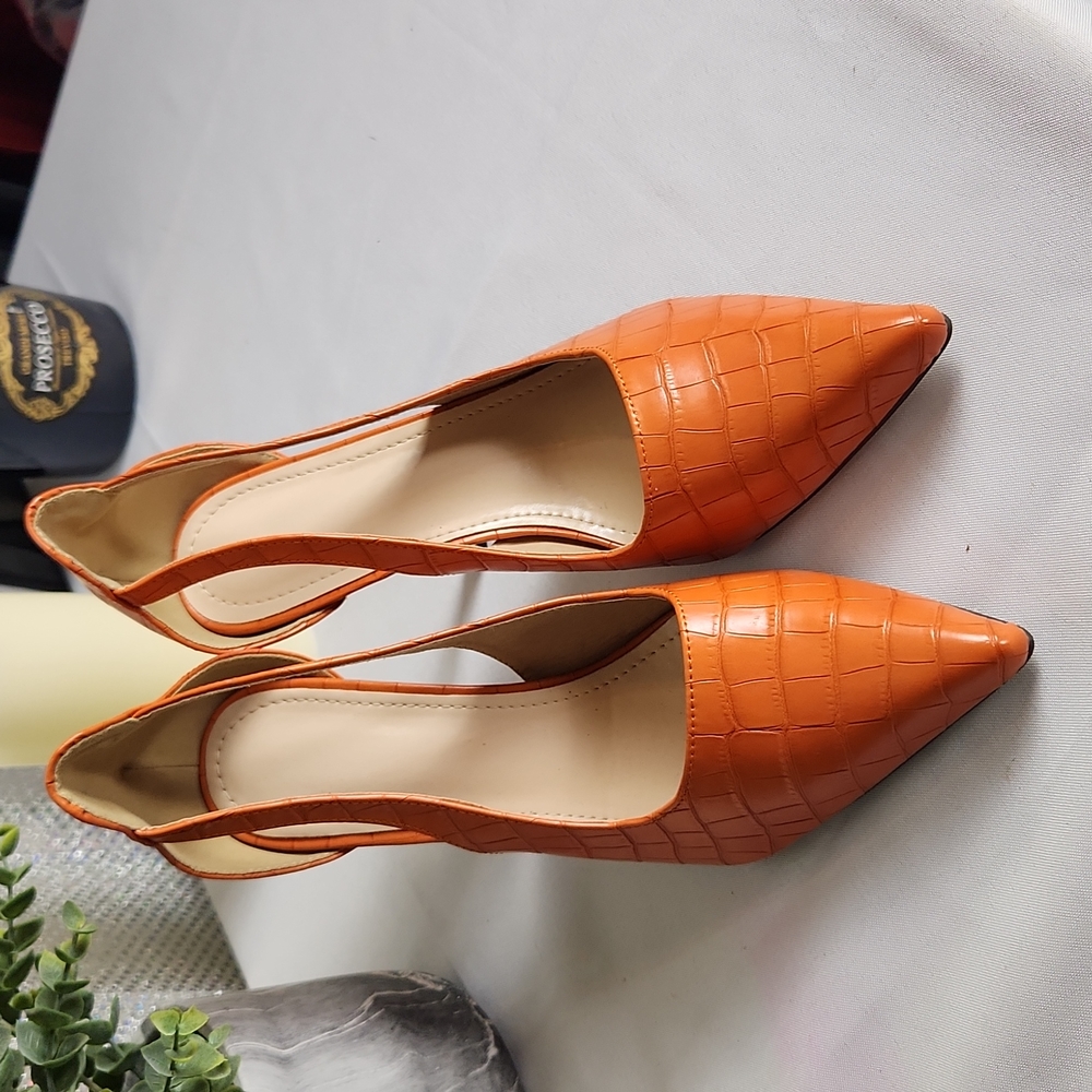 Women orange pump with crocodile print size 10.5 or European size 43